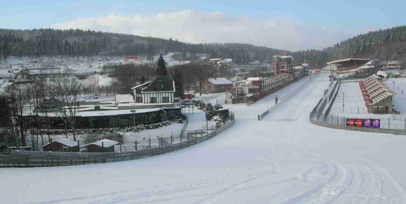 El circuito de Spa-Francorchamps, cubierto de nieve tras una ola polar en Europa