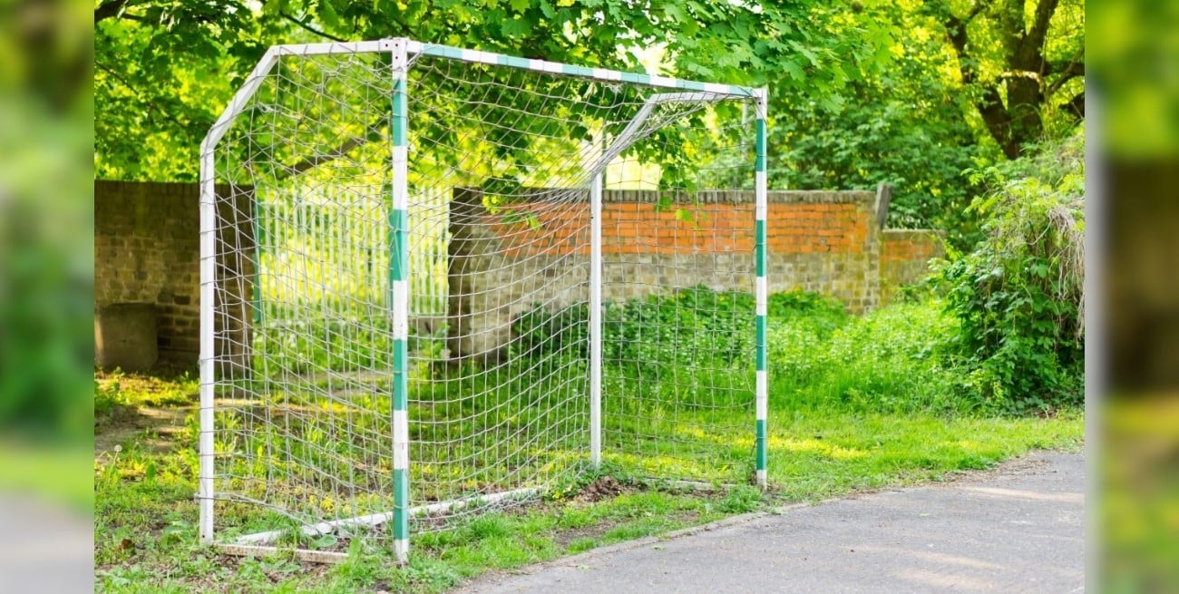 Neuquén: un arco de fútbol cayó sobre un nene de 12 años y le provocó un grave daño cerebral
