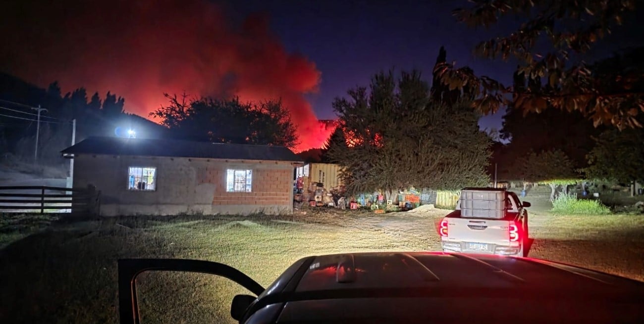 Incendio forestal en Chubut destruyó viviendas y obligó a evacuar a 700 personas
