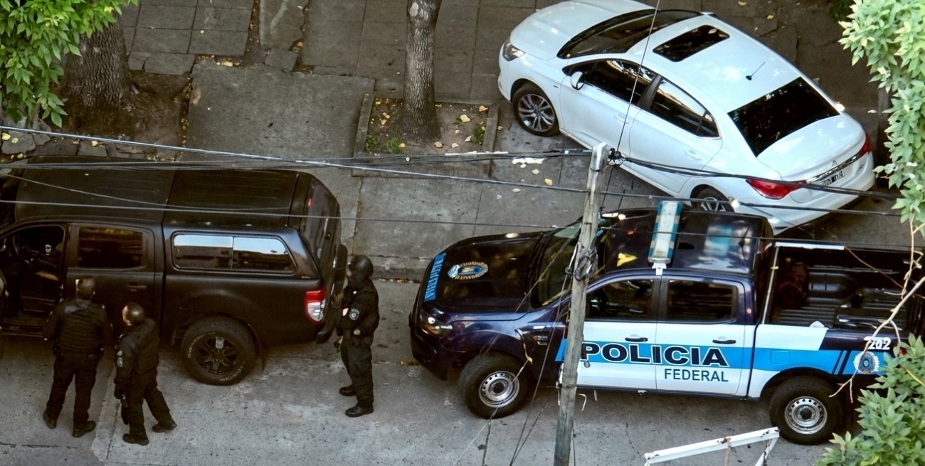 Cinco detenidos en Rosario tras 23 allanamientos del “Plan Bandera”
