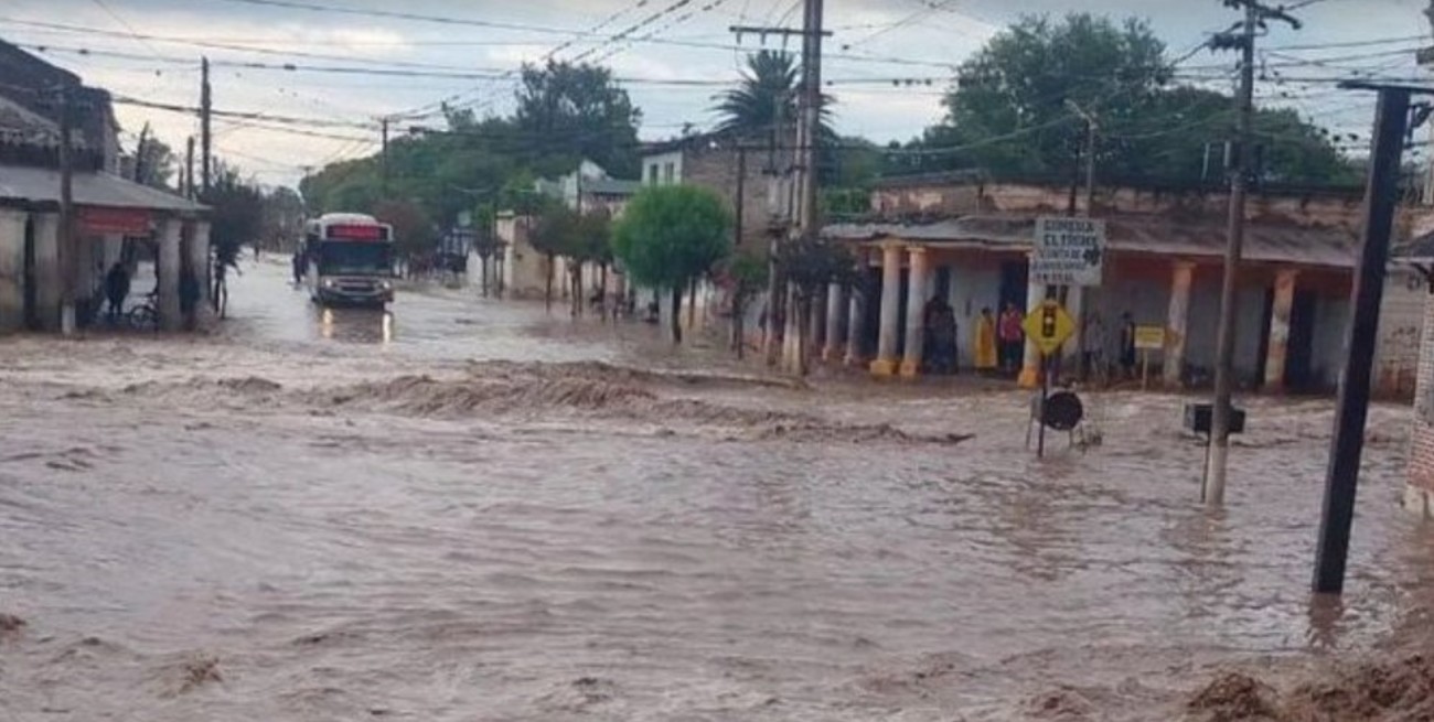 Salta: desbordes, anegamientos y un dramático rescate en medio del temporal