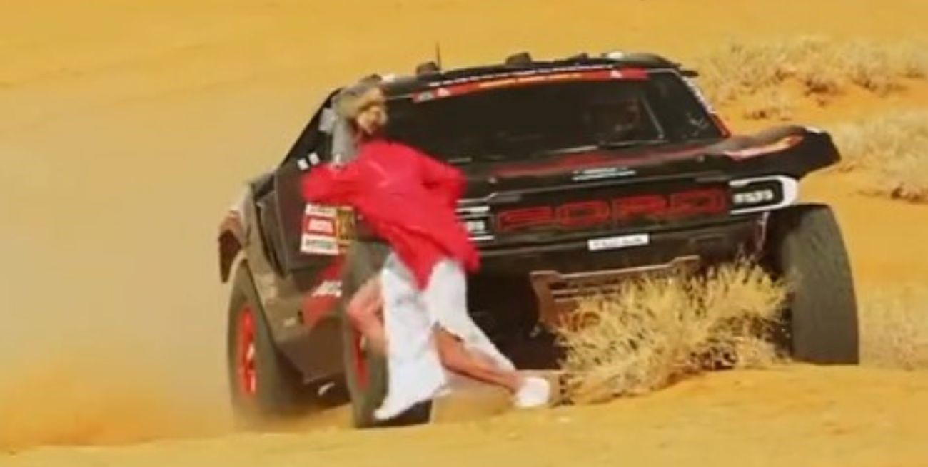 Video: la maniobra de un Ford Raptor para evitar embestir a una espectadora en el Rally Dakar