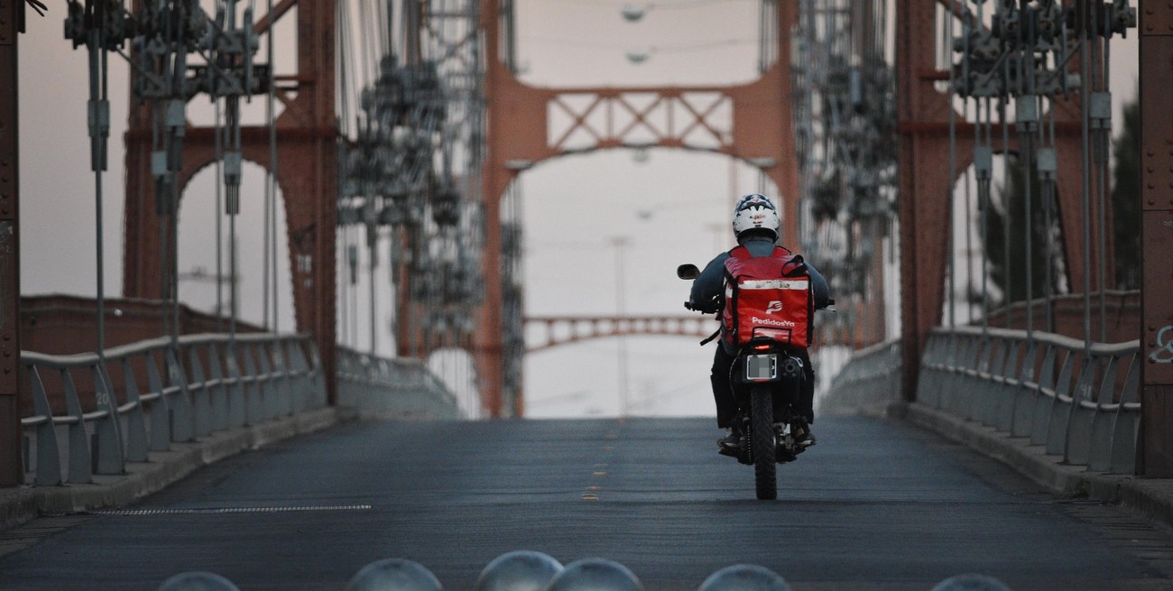 Caos en la circulación de los "moto deliverys" en Santa Fe: ¿se cumple con la normativa vigente?