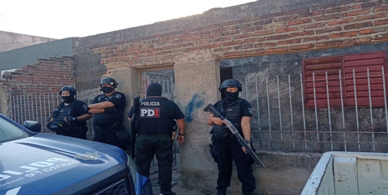 Secuestro de drogas, dinero y armas blancas en barrio Coronel Dorrego