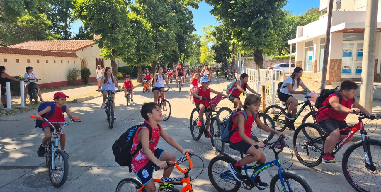 Las colonias municipales de Casilda celebraron a los Reyes Magos con una multitudinaria bicicleteada