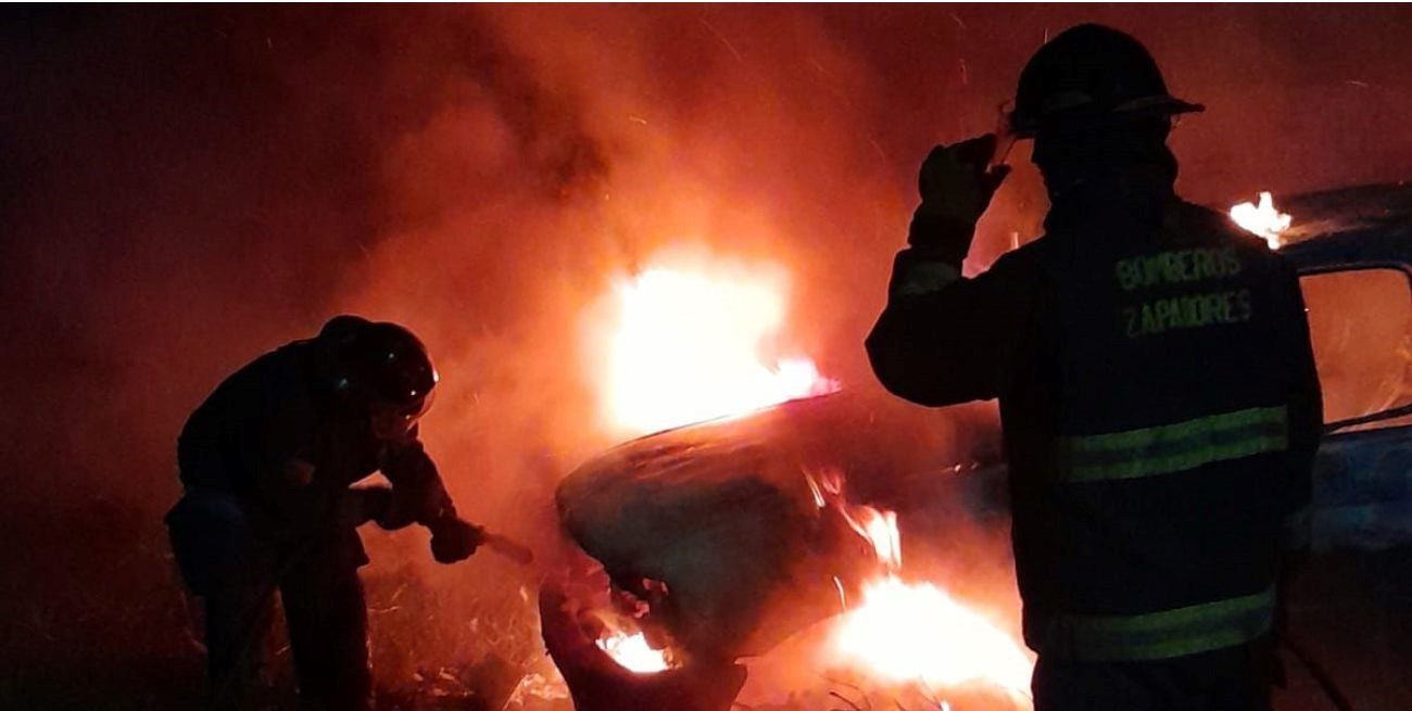 Incendio y destrucción parcial de una camioneta en Sauce Viejo