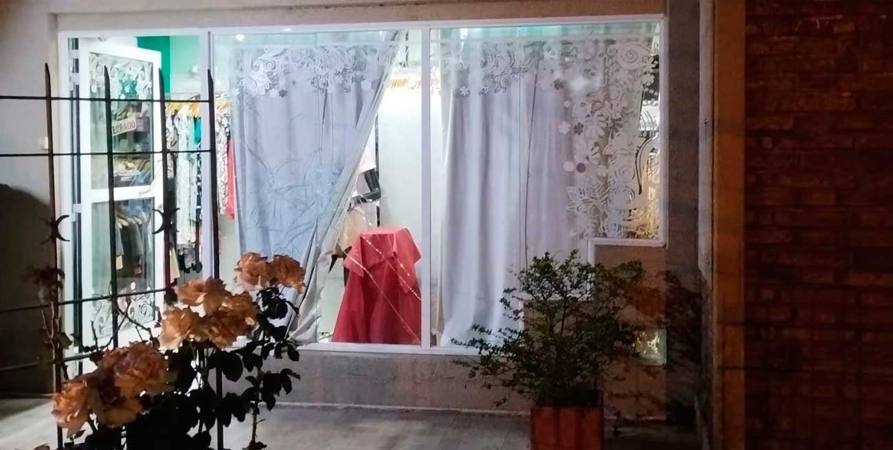 Le tiró un piedrazo a un negocio de Recreo, intentó huir de la policía pero lo atraparon