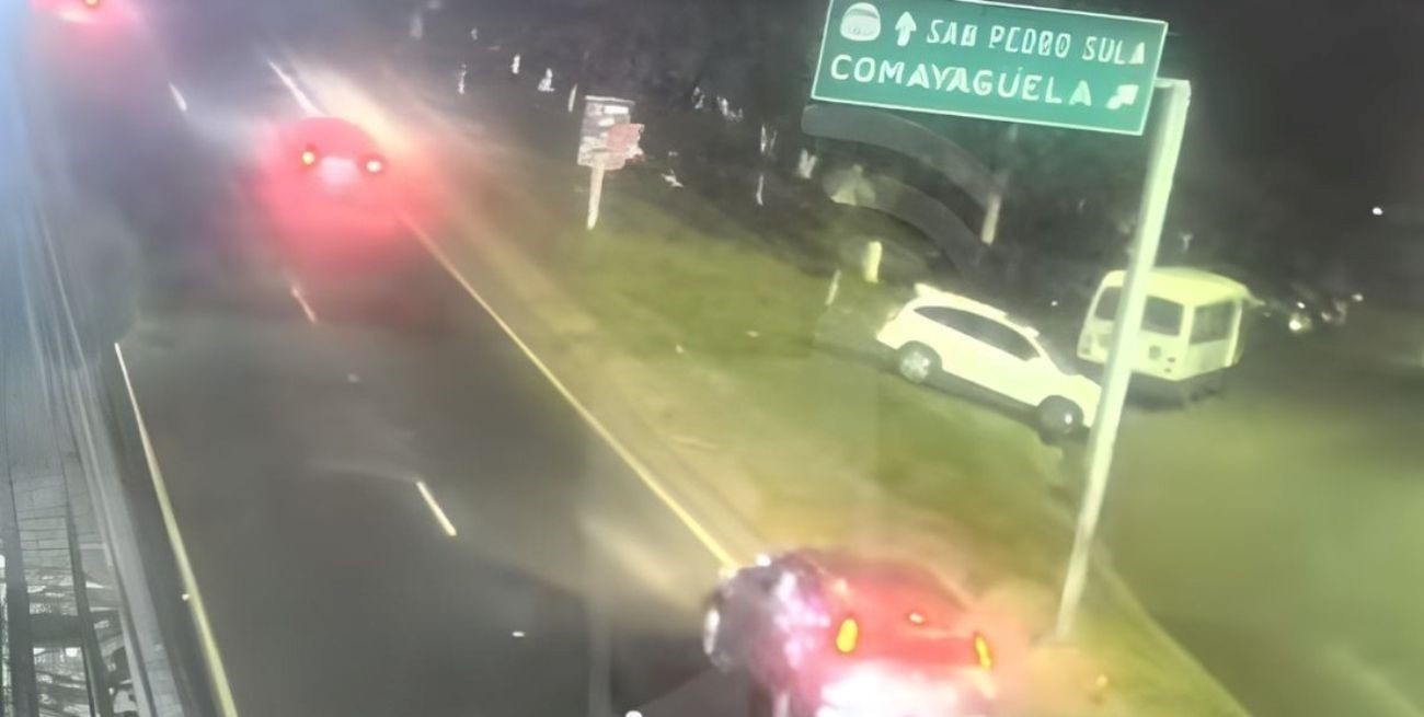 Segundos de terror en Honduras: cruzó sin mirar, tropezó y un auto lo embistió de costado