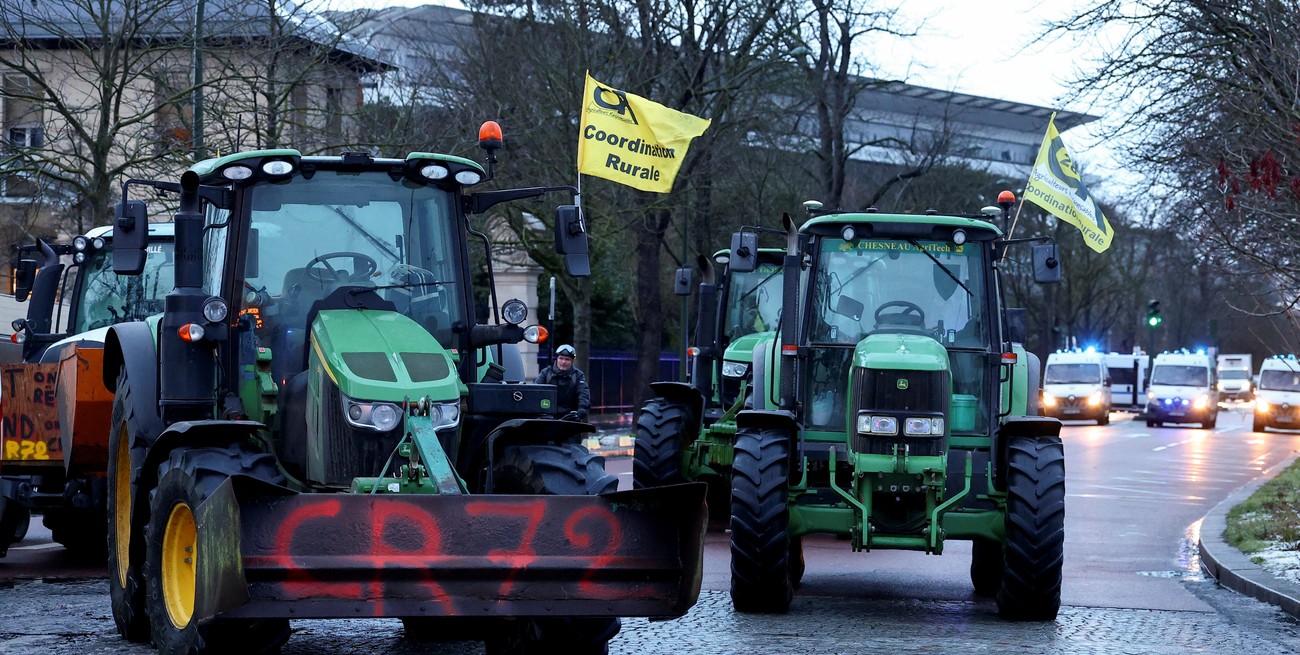 Agricultores franceses bloquean París en protesta contra el tratado UE-Mercosur