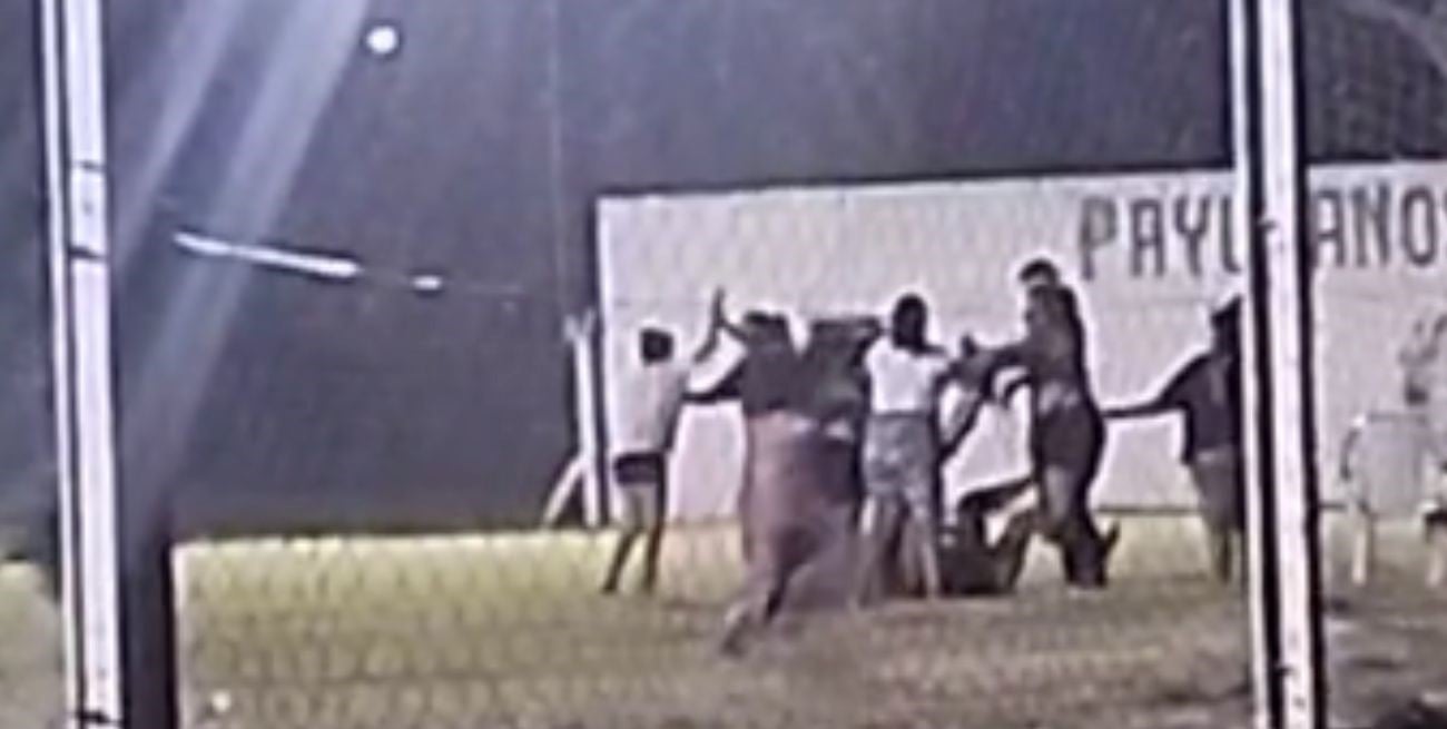 Mujeres entrenaban en un club y terminaron a las piñas