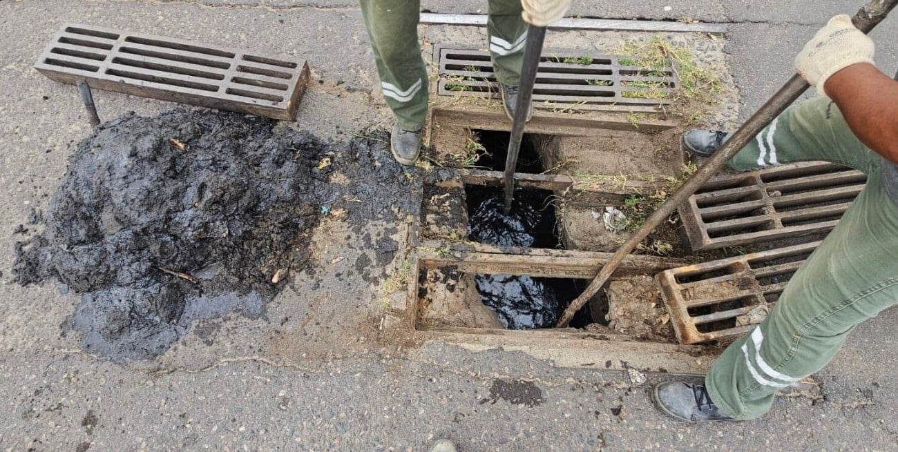 Por el alerta meteorológico, la Municipalidad de Santa Fe refuerza la limpieza de desagües