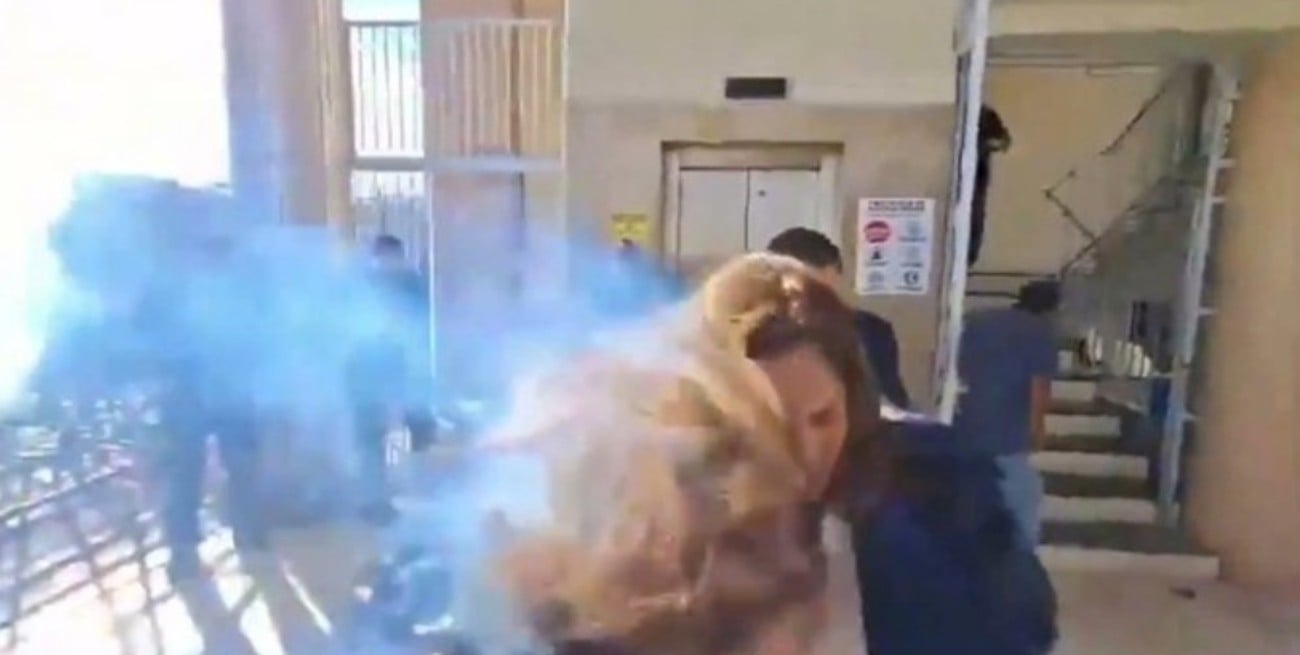 Manifestantes arrojaron un explosivo en el Parlamento de Honduras e hirieron a una diputada