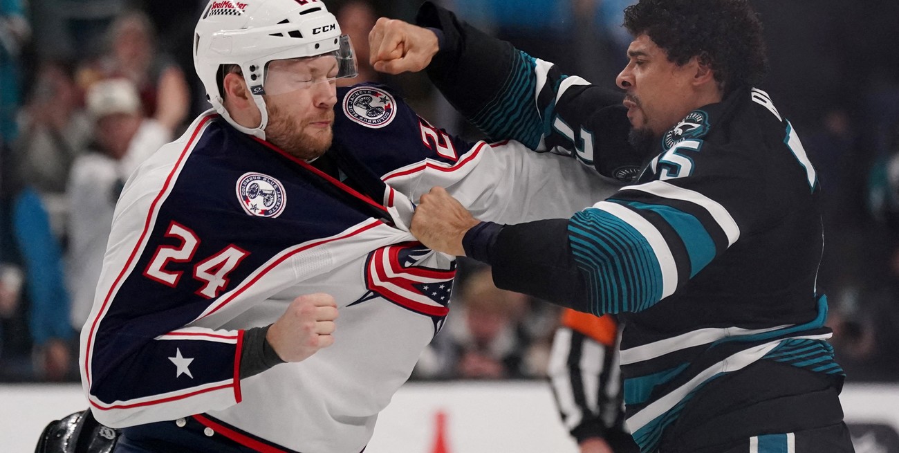 Un jugador noqueó a su rival de una trompada en pleno partido de hockey