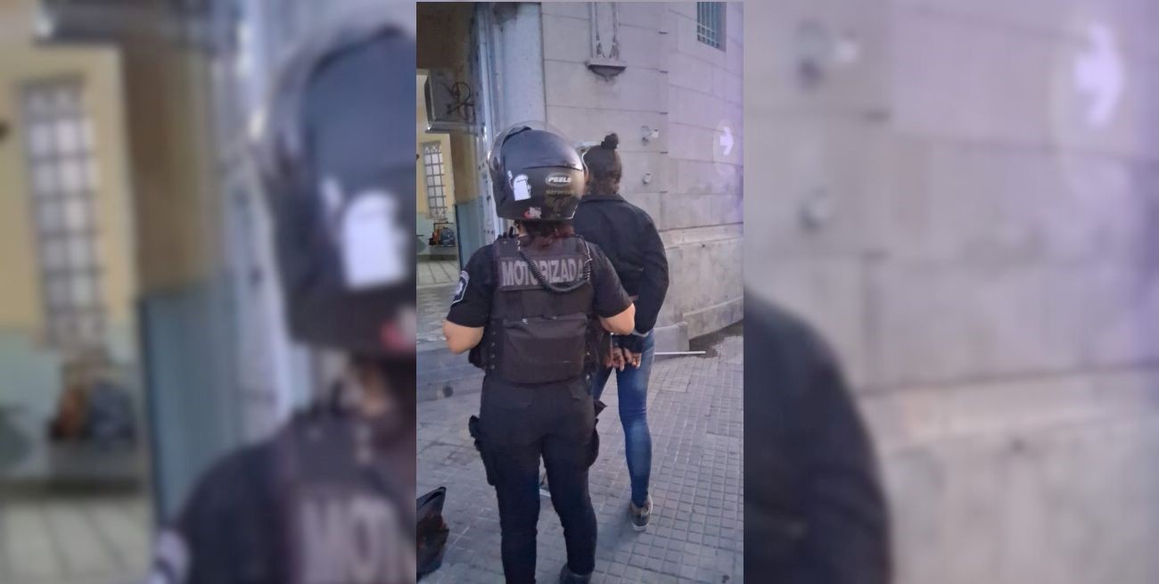 Una mujer fue aprehendida tras intentar abrir autos en la zona céntrica