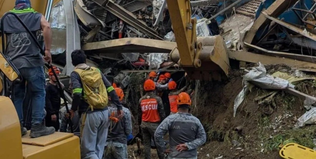 Se derrumbó un gigantesco vertedero en Filipinas: murió una persona y hay decenas atrapadas