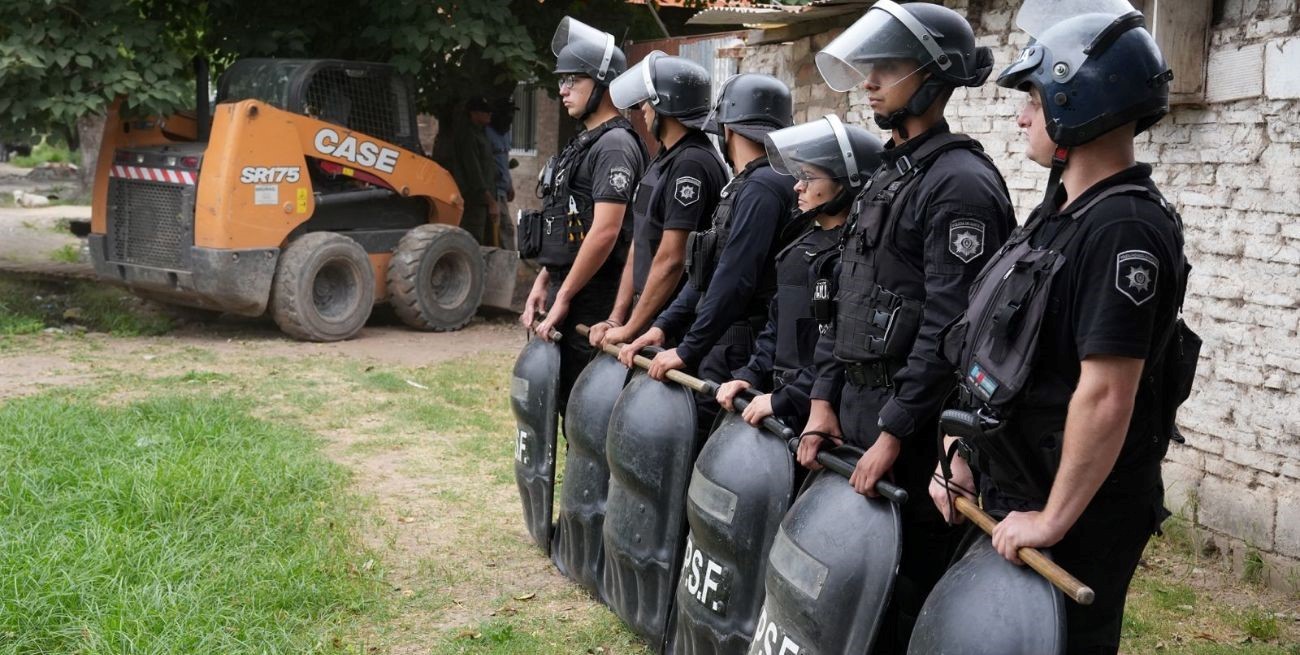 Provincia derribó una propiedad que era búnker de venta de drogas y aguantadero de delincuentes