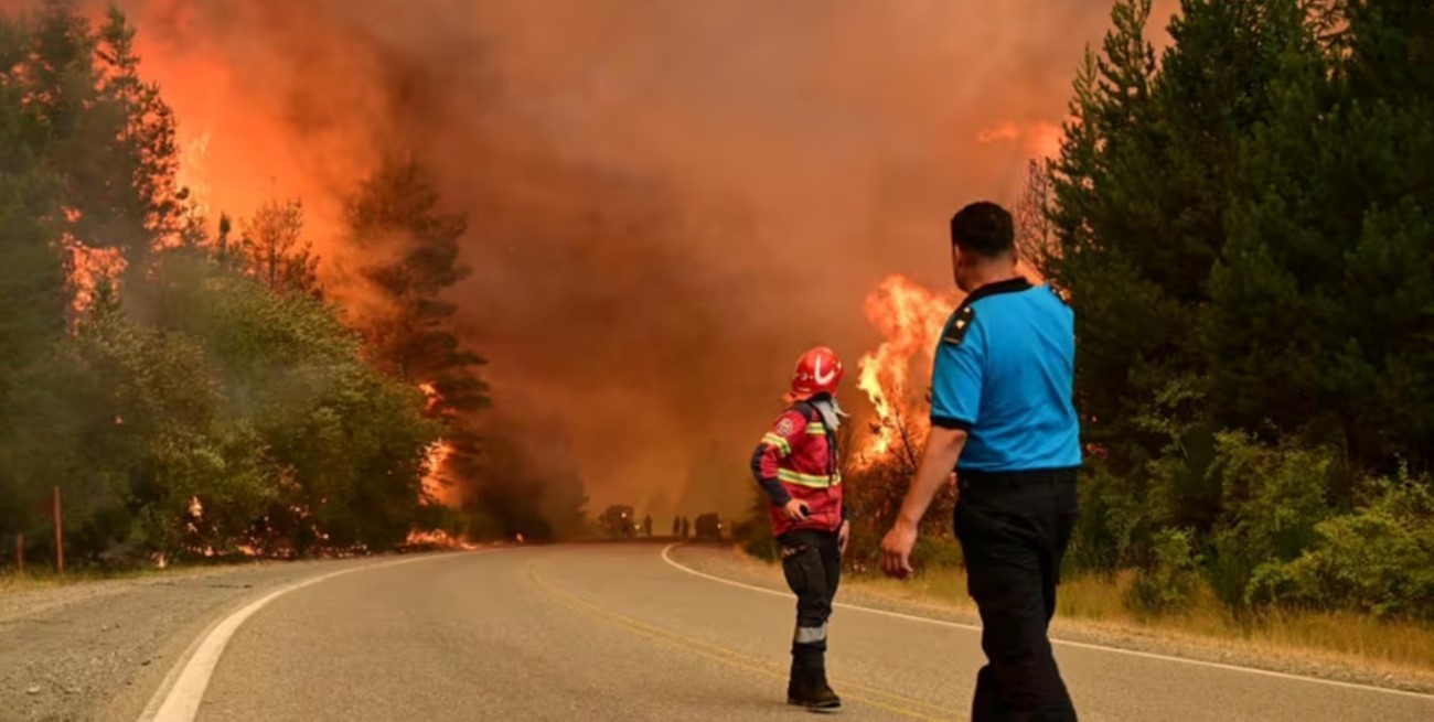 Incendios en Chubut: cortaron la Ruta 40 y ordenaron evacuaciones masivas