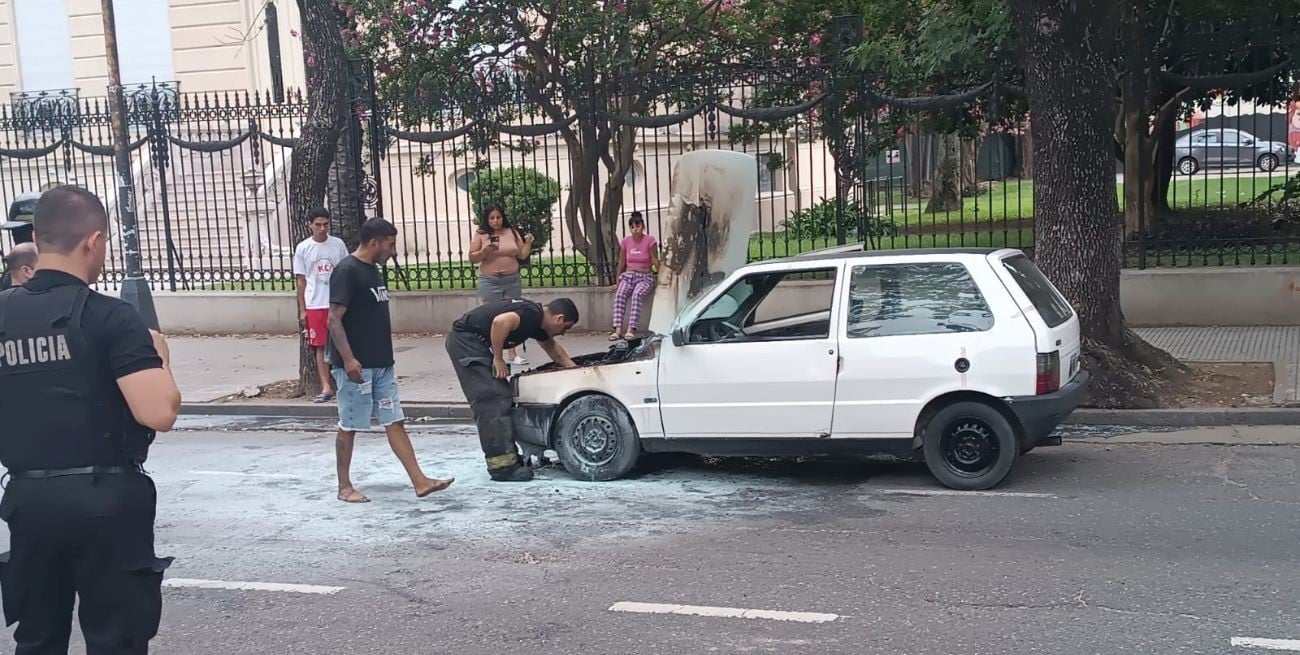 Un auto se incendió en pleno bulevar y obligó a interrumpir el tránsito