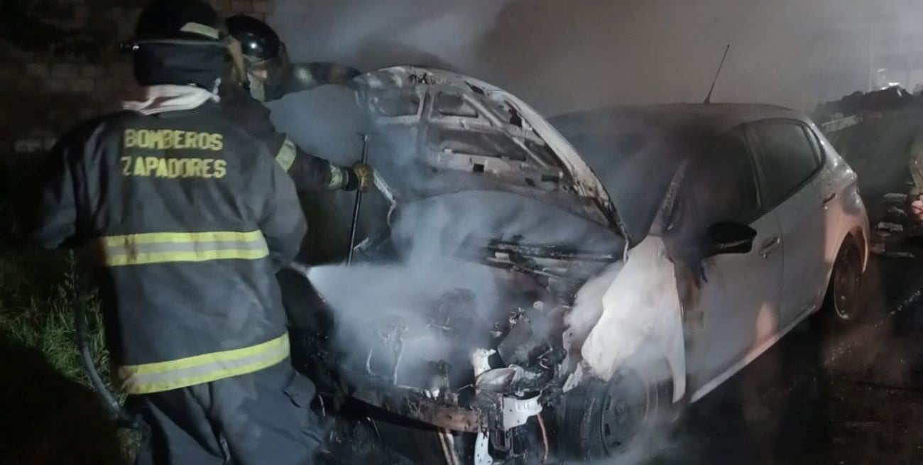 Ardieron dos autos durante la madrugada de este sábado
