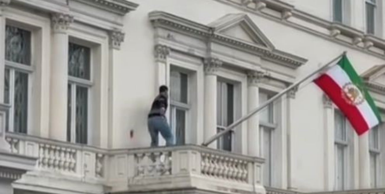Protesta en Londres: un hombre trepó a la embajada de Irán y reemplazó la bandera oficial