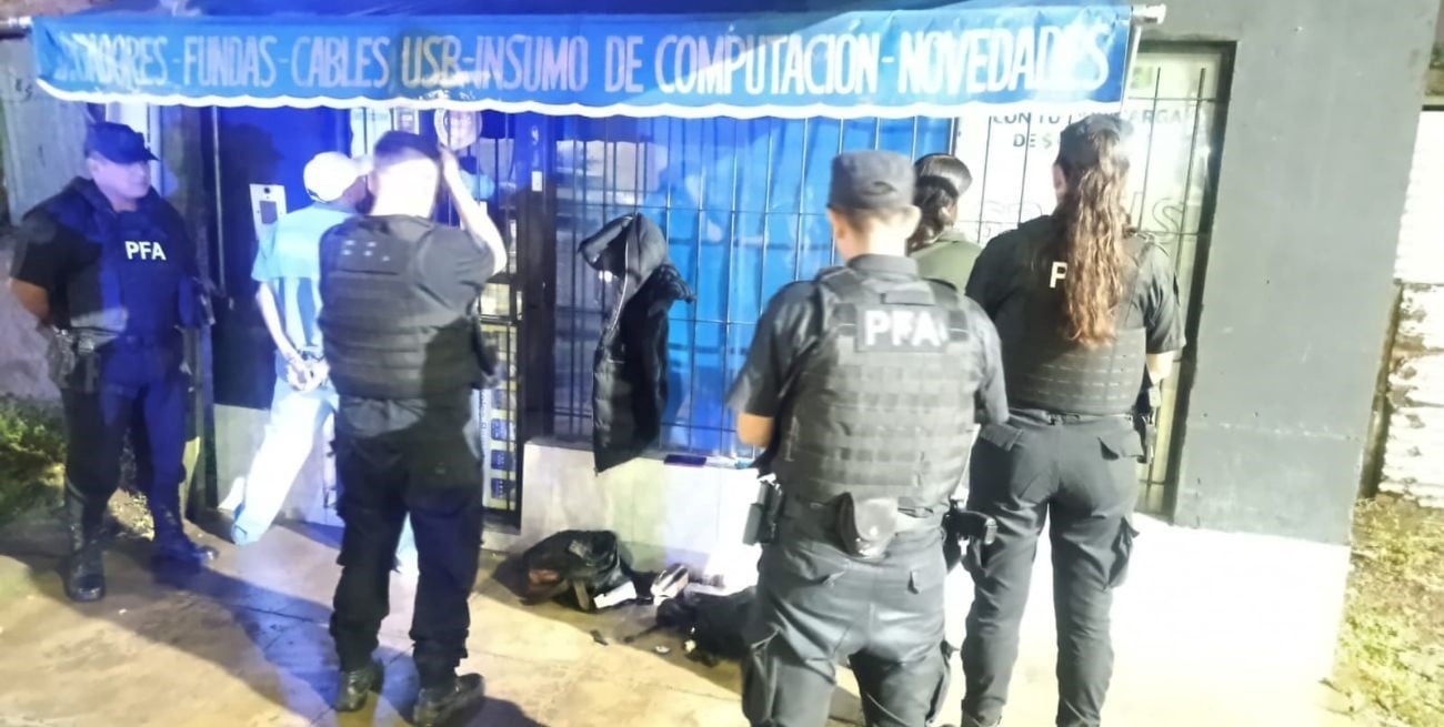 Policía Federal incautó un ladrillo de marihuana en la avenida Blas Parera; dos detenidos