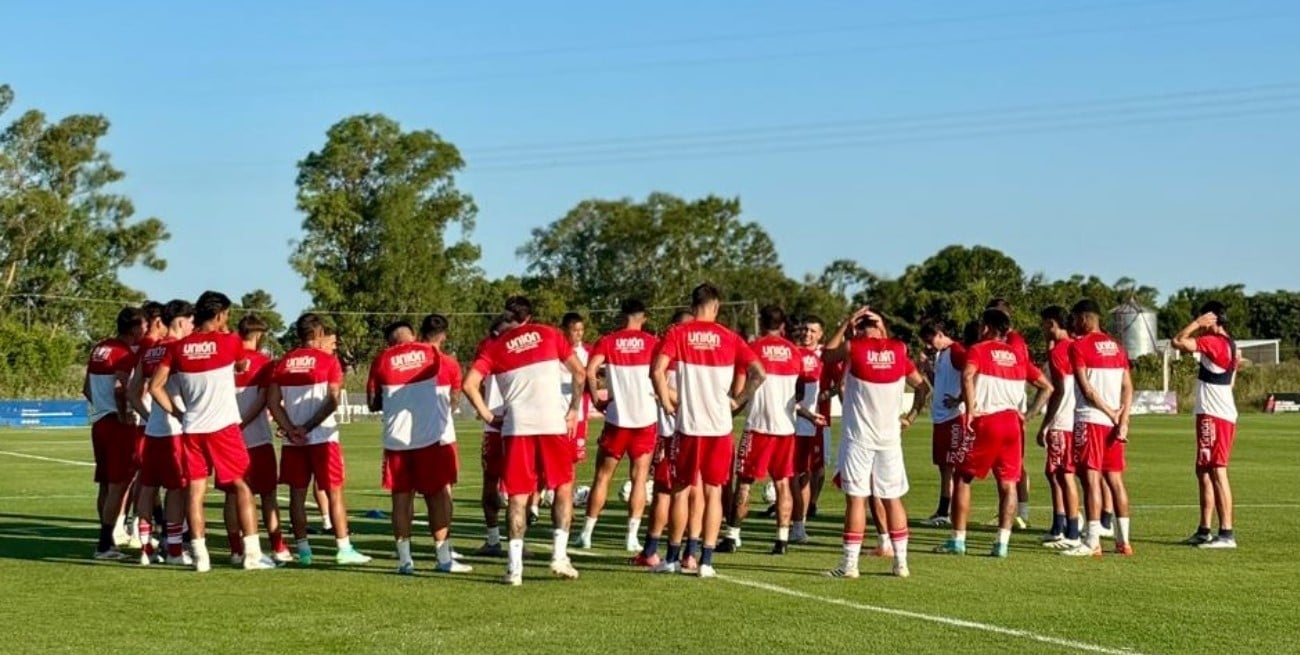 Con 30 jugadores, el plantel de Unión llegó a Uruguay para continuar con su preparación
