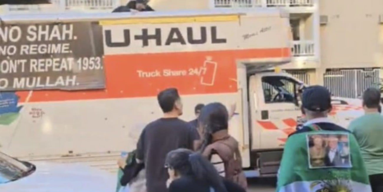 Un camión embistió una manifestación en Los Ángeles en apoyo a las protestas contra Irán