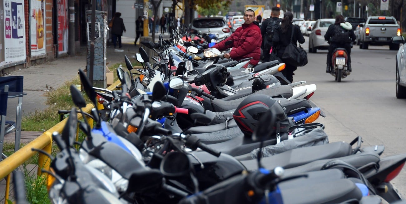 "Ahorrás tres meses y te comprás una moto": qué muestran los datos sobre la afirmación de Caputo