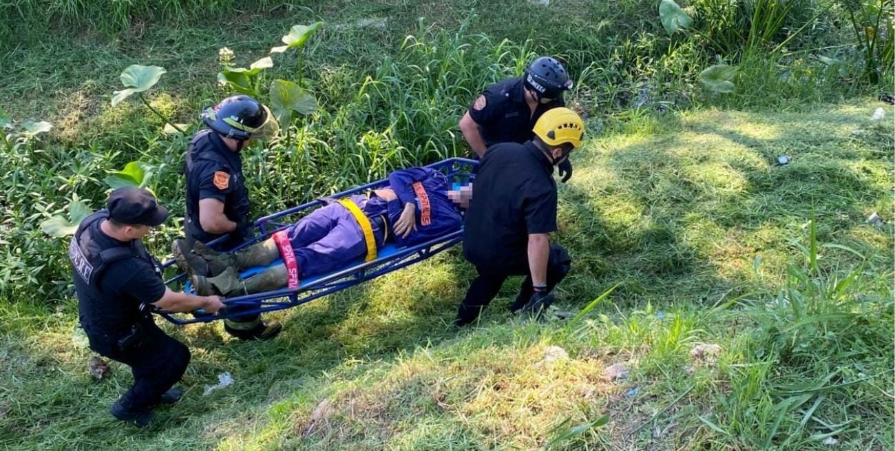 Bomberos rescataron a un empleado municipal que cayó a una profunda zanja