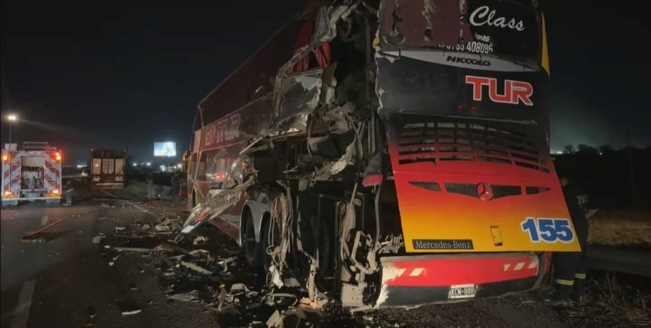 Choque entre un micro y un camión en la Ruta 9 dejó dos heridos en Campana
