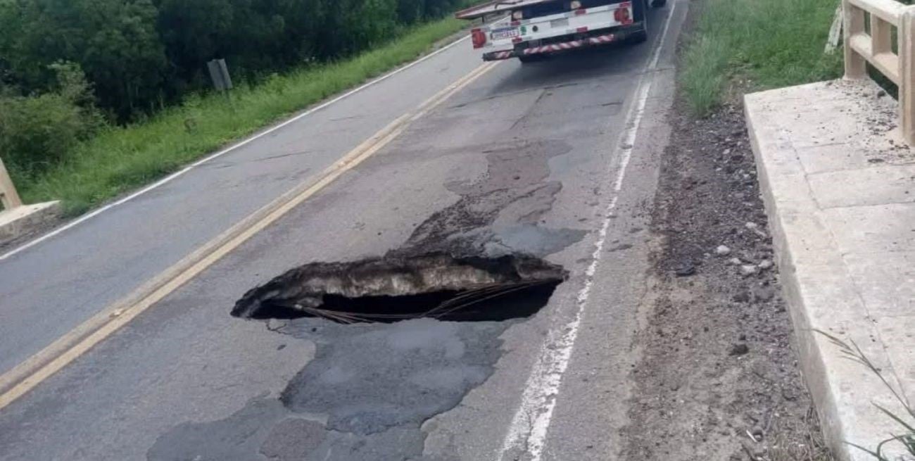 Un inmenso pozo se formó en un puente clave camino a las playas del sur de Brasil
