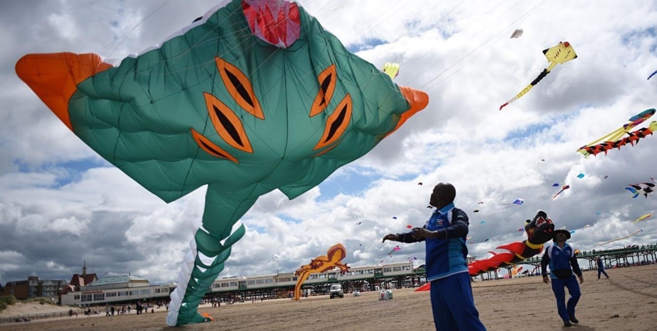 India celebra el Día Internacional de la Cometa con su tradicional festival en Gujarat