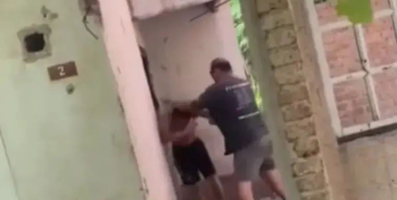 Neuquén: le robaron a un taxista, identificó al presunto ladrón en las cámaras, fue a su casa y lo golpeó