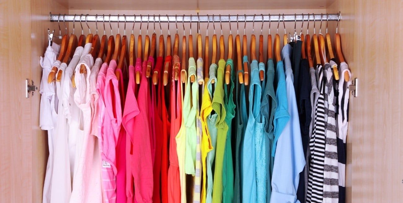 Qué dice la psicología sobre ordenar la ropa por color