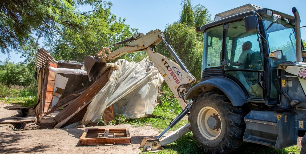 Esperanza: derribaron una construcción irregular en el asentamiento La Lona