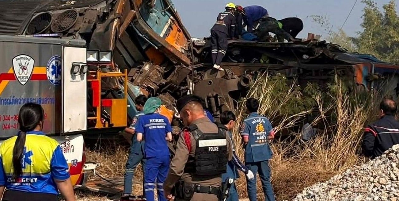 Tailandia: una grúa cayó sobre un tren en movimiento y dejó al menos 22 muertos