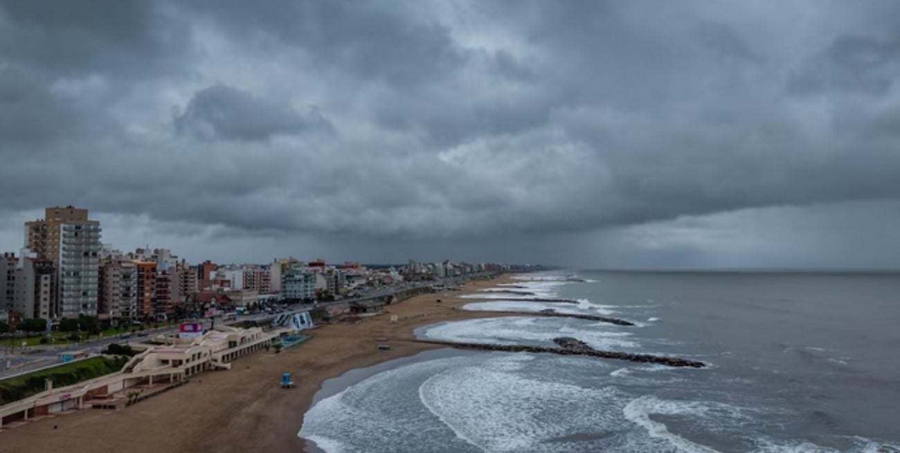 Del sol al caos en minutos: el temporal sorprendió a turistas y dejó destrozos en Pinamar
