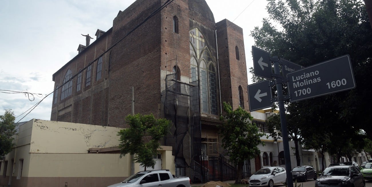 Iglesia de La Salette: revocan la fachada de ladrillo visto con la campaña "del cuadradito"