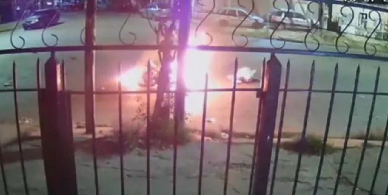 Dos motos chocaron de frente y se prendieron fuego en Lanús: uno de los conductores murió