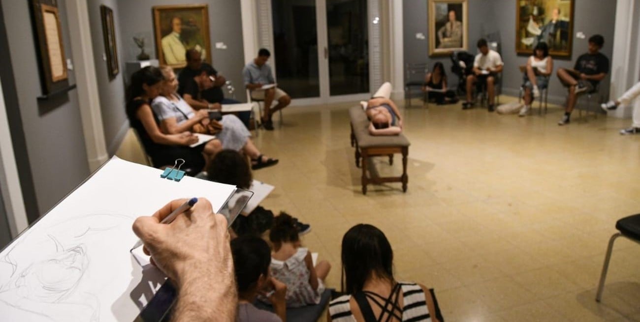 
El Rosa Galisteo se volvió "taller abierto" para mirar y dibujar el cuerpo en vivo
