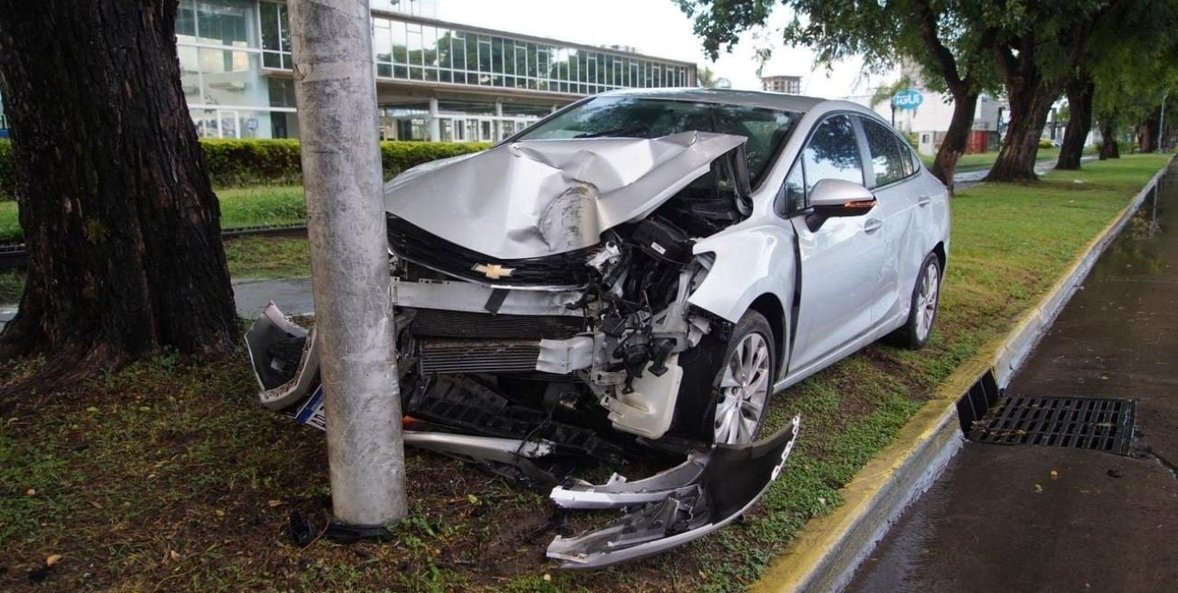 Perdió el control de su automóvil y chocó de frente contra una columna