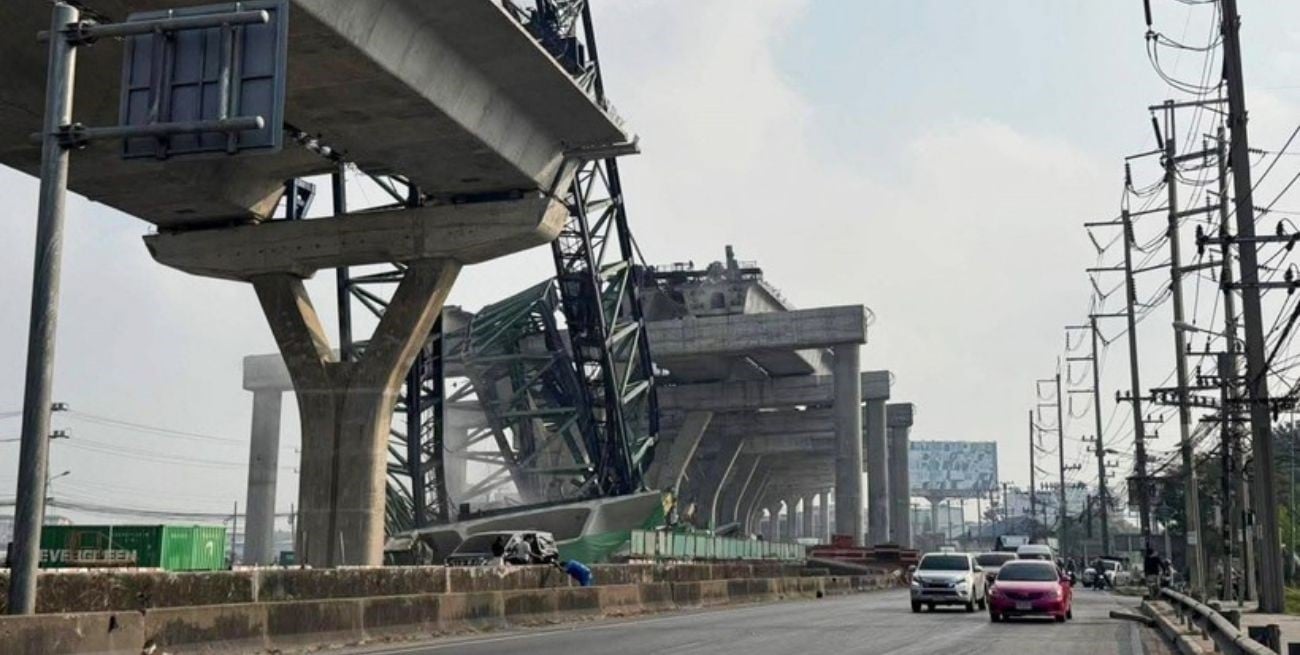 Tras el accidente ferroviario, otro colapso de una grúa en Tailandia dejó dos muertos y un herido