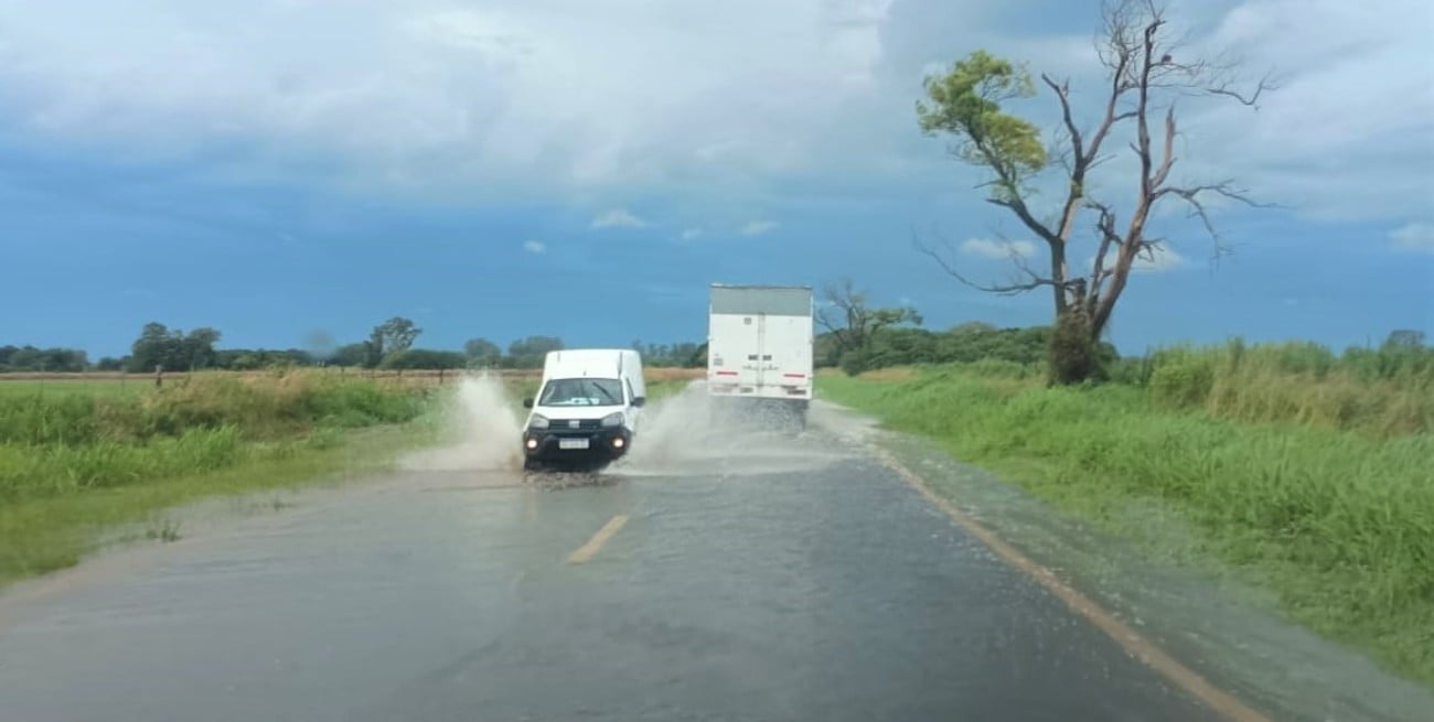 Precaución por agua en la calzada de Ruta Nacional 11 en Nelson y Emilia