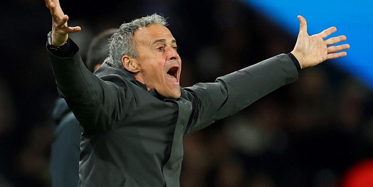 Luis Enrique propone una “tarjeta naranja” para el fútbol y mira al rugby como modelo


