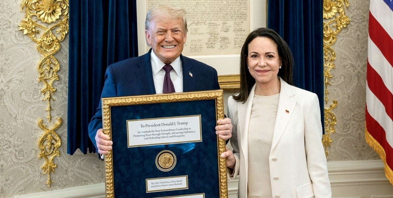 María Corina Machado entrega su medalla del Nobel de la Paz a Donald Trump en la Casa Blanca