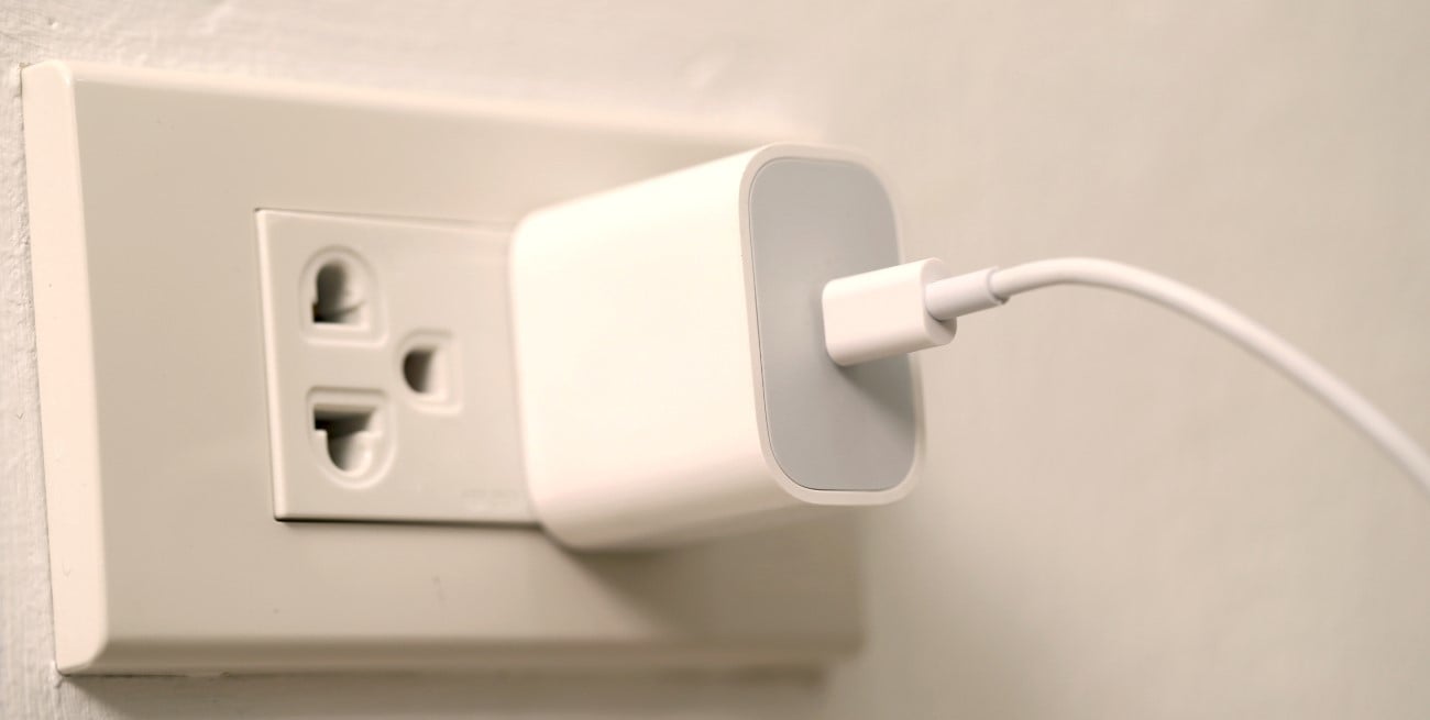 ¿Qué pasa cuando dejamos siempre enchufado el cargador del celular?