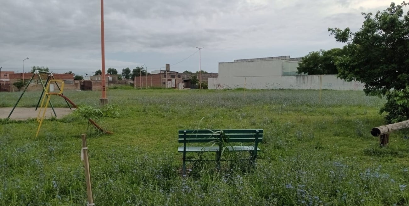 Reclamo vecinal por abandono en Liceo Norte: basura, plaza sin terminar y calles intransitables