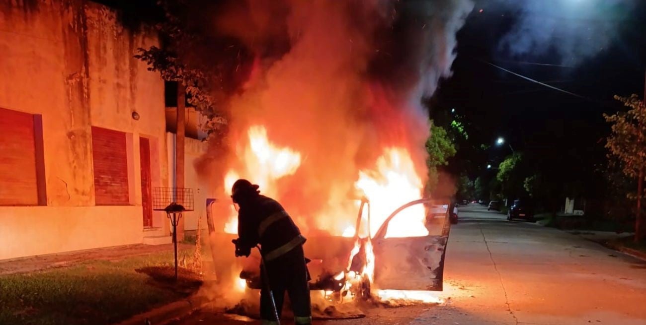 Incendio y destrucción total de un automóvil en Santo Tomé