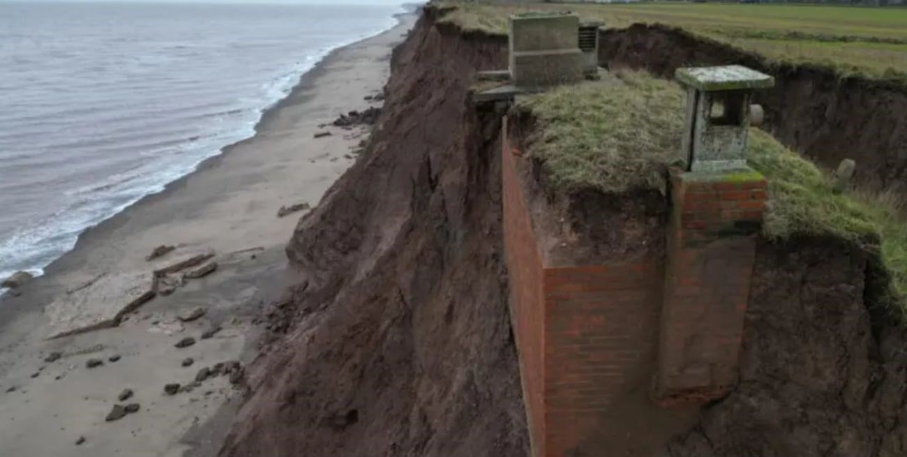 Un búnker antinuclear construido sobre un acantilado está a punto de caer al mar