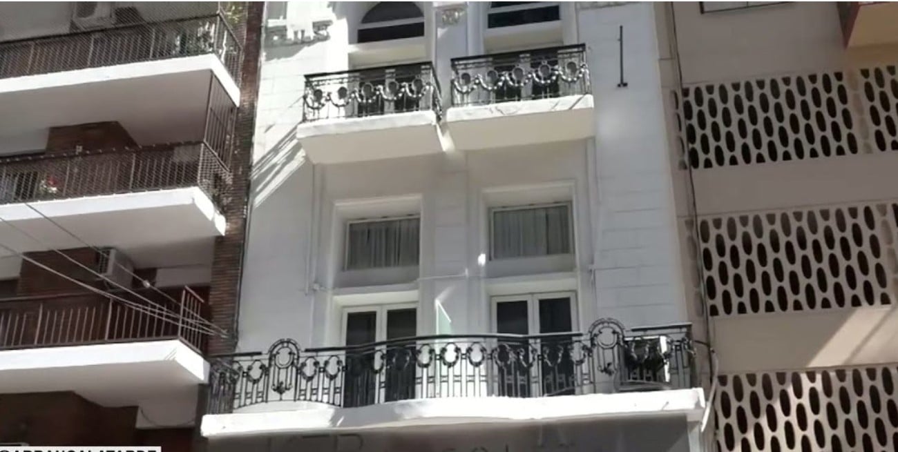 Recoleta: la mujer hallada muerta junto a su hijo en un hotel tenía 11 cortes en el brazo